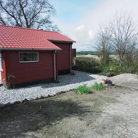 Сasa de vacaciones One-of-a-kind Waterfront Wooden House *