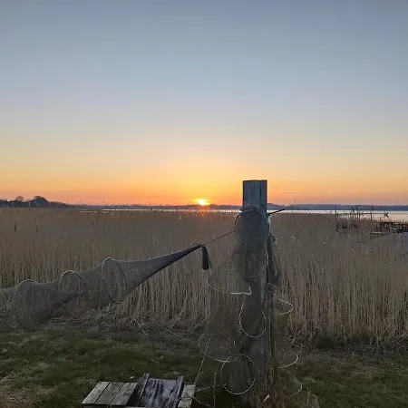 Prázdninový dům One-of-a-kind Waterfront Wooden House