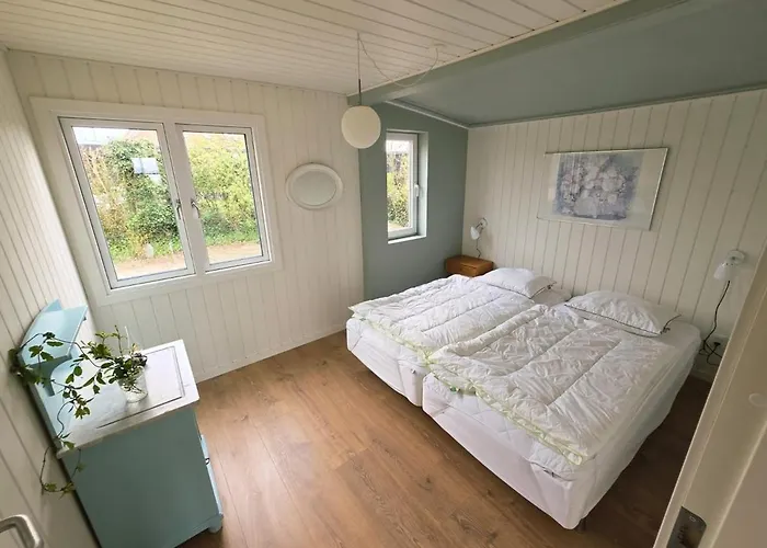 Сasa de vacaciones One-of-a-kind Waterfront Wooden House