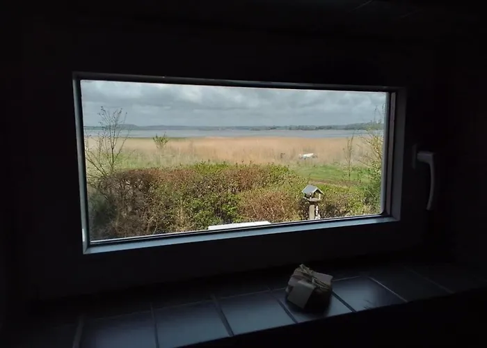 Сasa de vacaciones One-of-a-kind Waterfront Wooden House Hejls