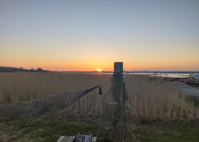 Сasa de vacaciones One-of-a-kind Waterfront Wooden House