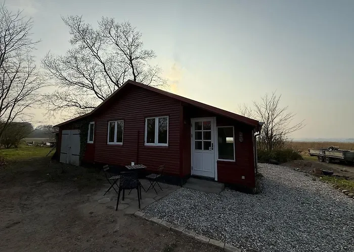 One-of-a-kind Waterfront Wooden House Сasa de vacaciones *