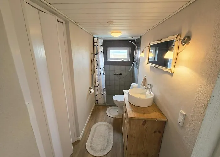 Сasa de vacaciones One-of-a-kind Waterfront Wooden House Hejls