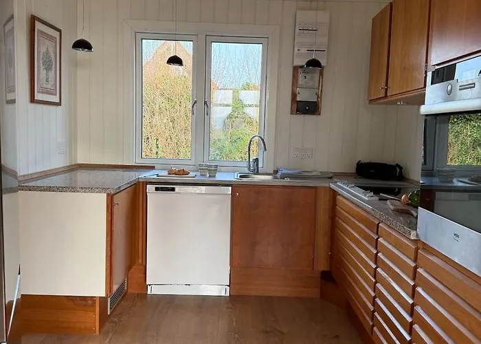 One-of-a-kind Waterfront Wooden House Сasa de vacaciones *