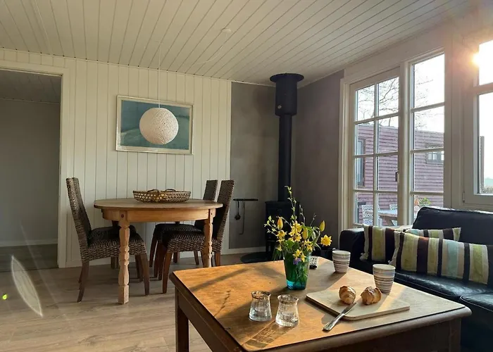 Сasa de vacaciones One-of-a-kind Waterfront Wooden House Hejls