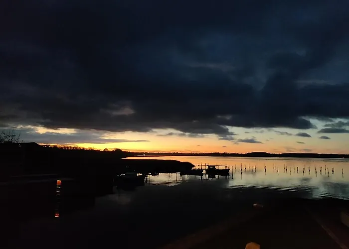 One-of-a-kind Waterfront Wooden House Сasa de vacaciones