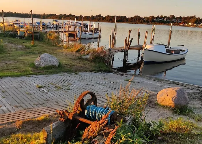 Сasa de vacaciones One-of-a-kind Waterfront Wooden House